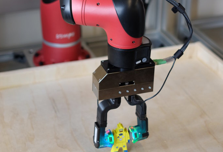 Robot Using Gelsight for Tactile Sensing of Toy